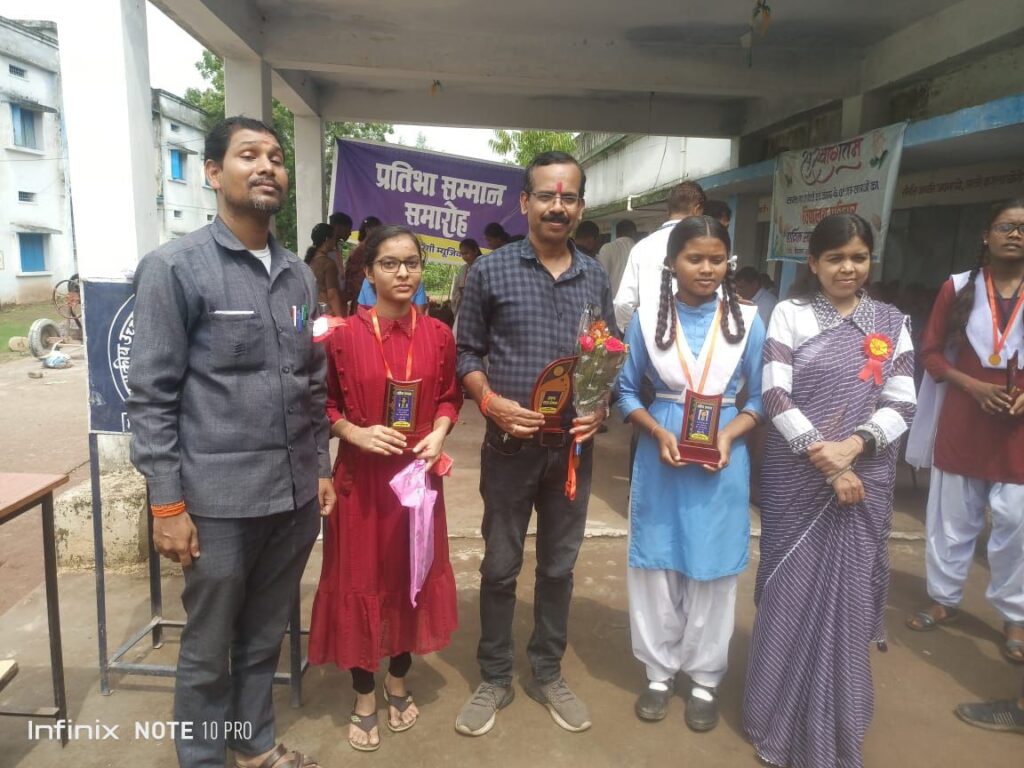 किरारी बाराद्वार में हुआ विद्यार्थी प्रतिभा सम्मान समारोह का सरपंच संघ के अध्यक्ष अमित राठौर एवं जेएलएनडी शक्ति की प्राचार्य डॉक्टर शालू पाहवा रही अतिथि के रूप में मौजूद, सर्वाधिक अंक पाने वाले सरकारी स्कूलों के विद्यार्थियों सहित प्राचार्य को भी किया गया सम्मानित किरारी बाराद्वार में हुआ विद्यार्थी प्रतिभा सम्मान समारोह का सरपंच संघ के अध्यक्ष अमित राठौर एवं जेएलएनडी शक्ति की प्राचार्य डॉक्टर शालू पाहवा रही अतिथि के रूप में मौजूद, सर्वाधिक अंक पाने वाले सरकारी स्कूलों के विद्यार्थियों सहित प्राचार्य को भी किया गया सम्मानित kshititech