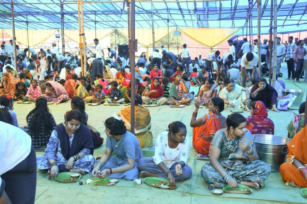गुरुदेव ने कहीं बड़ी बात- राम नाम ही है आपके जीवन का आधार,भौतिकता की चकाचौंध में ना खोए मनुष्य, गुरु पूर्णिमा पर दिया परम पूज्य कापालिक बाबा ने भक्तों को संदेश, बड़ी राजनैतिक एवं सामाजिक दिग्गज हस्तियां भी पहुंची बाबा के चरणों में,निशुल्क स्वास्थ्य शिविर का भी मिला लोगों को लाभ गुरुदेव ने कहीं बड़ी बात- राम नाम ही है आपके जीवन का आधार,भौतिकता की चकाचौंध में ना खोए मनुष्य, गुरु पूर्णिमा पर दिया परम पूज्य कापालिक बाबा ने भक्तों को संदेश, बड़ी राजनैतिक एवं सामाजिक दिग्गज हस्तियां भी पहुंची बाबा के चरणों में,निशुल्क स्वास्थ्य शिविर का भी मिला लोगों को लाभ kshititech