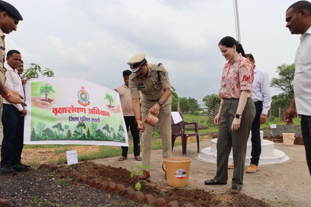 पुलिस आईजी शुक्ला पहुंचे शक्ति, एसपी कार्यालय में रेंज वृक्षारोपण अभियान की करी शुरुआत, जिले के पुलिस कार्यों की भी करी समीक्षा, SP अंकिता शर्मा सहित पुलिस अधिकारी रहे मौजूद, एसपी मैडम ने भी पुलिस अधिकारियों से करी अधिक से अधिक वृक्षारोपण की अपील पुलिस आईजी शुक्ला पहुंचे शक्ति, एसपी कार्यालय में रेंज वृक्षारोपण अभियान की करी शुरुआत, जिले के पुलिस कार्यों की भी करी समीक्षा, SP अंकिता शर्मा सहित पुलिस अधिकारी रहे मौजूद, एसपी मैडम ने भी पुलिस अधिकारियों से करी अधिक से अधिक वृक्षारोपण की अपील kshititech
