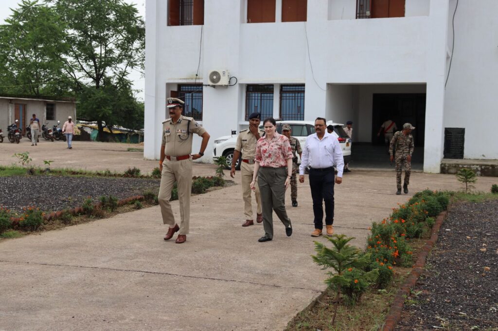 पुलिस आईजी शुक्ला पहुंचे शक्ति, एसपी कार्यालय में रेंज वृक्षारोपण अभियान की करी शुरुआत, जिले के पुलिस कार्यों की भी करी समीक्षा, SP अंकिता शर्मा सहित पुलिस अधिकारी रहे मौजूद, एसपी मैडम ने भी पुलिस अधिकारियों से करी अधिक से अधिक वृक्षारोपण की अपील पुलिस आईजी शुक्ला पहुंचे शक्ति, एसपी कार्यालय में रेंज वृक्षारोपण अभियान की करी शुरुआत, जिले के पुलिस कार्यों की भी करी समीक्षा, SP अंकिता शर्मा सहित पुलिस अधिकारी रहे मौजूद, एसपी मैडम ने भी पुलिस अधिकारियों से करी अधिक से अधिक वृक्षारोपण की अपील kshititech
