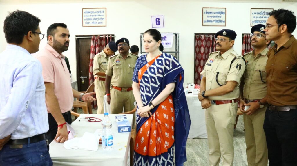 शरीर को स्वस्थ रखने की कवायद-शक्ति जिले के पुलिस विभाग के 300 लोगों का हुआ स्वास्थ्य परीक्षण, 18 जुलाई को आयोजित विशेष शिविर में एसपी मैडम सहित पुलिस अधिकारियों ने भी करवाया हेल्थ चेकअप, स्वास्थ्य विभाग शक्ति के सहयोग से आयोजित था कार्यक्रम,SP अंकिता ने कहा- शरीर रहेगा स्वस्थ तो कार्य क्षमता में भी होती है वृद्धि शरीर को स्वस्थ रखने की कवायद-शक्ति जिले के पुलिस विभाग के 300 लोगों का हुआ स्वास्थ्य परीक्षण, 18 जुलाई को आयोजित विशेष शिविर में एसपी मैडम सहित पुलिस अधिकारियों ने भी करवाया हेल्थ चेकअप, स्वास्थ्य विभाग शक्ति के सहयोग से आयोजित था कार्यक्रम,SP अंकिता ने कहा- शरीर रहेगा स्वस्थ तो कार्य क्षमता में भी होती है वृद्धि kshititech