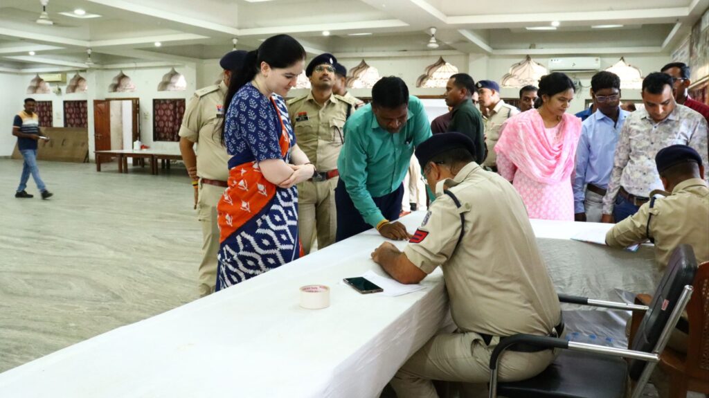 शरीर को स्वस्थ रखने की कवायद-शक्ति जिले के पुलिस विभाग के 300 लोगों का हुआ स्वास्थ्य परीक्षण, 18 जुलाई को आयोजित विशेष शिविर में एसपी मैडम सहित पुलिस अधिकारियों ने भी करवाया हेल्थ चेकअप, स्वास्थ्य विभाग शक्ति के सहयोग से आयोजित था कार्यक्रम,SP अंकिता ने कहा- शरीर रहेगा स्वस्थ तो कार्य क्षमता में भी होती है वृद्धि शरीर को स्वस्थ रखने की कवायद-शक्ति जिले के पुलिस विभाग के 300 लोगों का हुआ स्वास्थ्य परीक्षण, 18 जुलाई को आयोजित विशेष शिविर में एसपी मैडम सहित पुलिस अधिकारियों ने भी करवाया हेल्थ चेकअप, स्वास्थ्य विभाग शक्ति के सहयोग से आयोजित था कार्यक्रम,SP अंकिता ने कहा- शरीर रहेगा स्वस्थ तो कार्य क्षमता में भी होती है वृद्धि kshititech