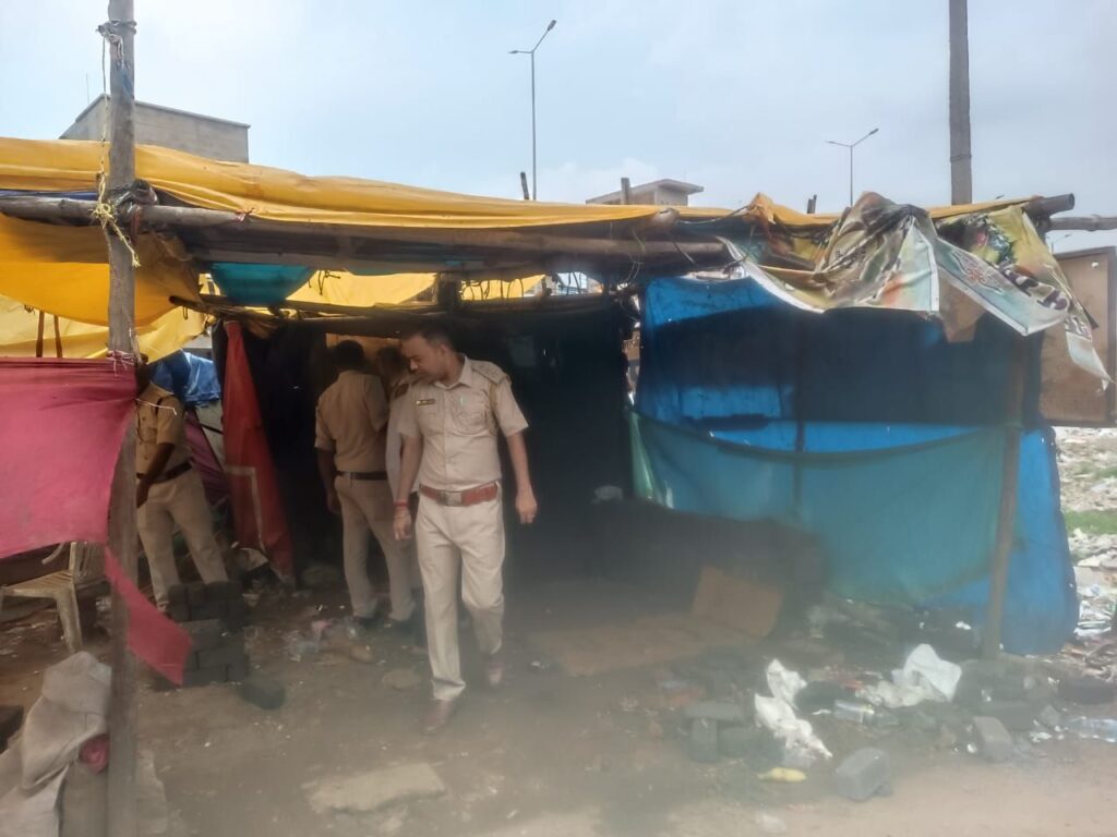 उप्पल के नेतृत्व में शक्ति के बुधवारी बाजार के अवैध चखना सेंटरों पर विभागीय कार्रवाई, आशीष उप्पल की मौजूदगी में चखना सेंटरों को हटाने चला अभियान,शाम होते ही प्रमुख मार्ग पर खुलेआम शराब पीते थे लोग, मोहल्ले वासी हो गए थे परेशान, आबकारी विभाग की पहल से मोहल्ले वासियों ने ली राहत की सांस उप्पल के नेतृत्व में शक्ति के बुधवारी बाजार के अवैध चखना सेंटरों पर विभागीय कार्रवाई, आशीष उप्पल की मौजूदगी में चखना सेंटरों को हटाने चला अभियान,शाम होते ही प्रमुख मार्ग पर खुलेआम शराब पीते थे लोग, मोहल्ले वासी हो गए थे परेशान, आबकारी विभाग की पहल से मोहल्ले वासियों ने ली राहत की सांस kshititech