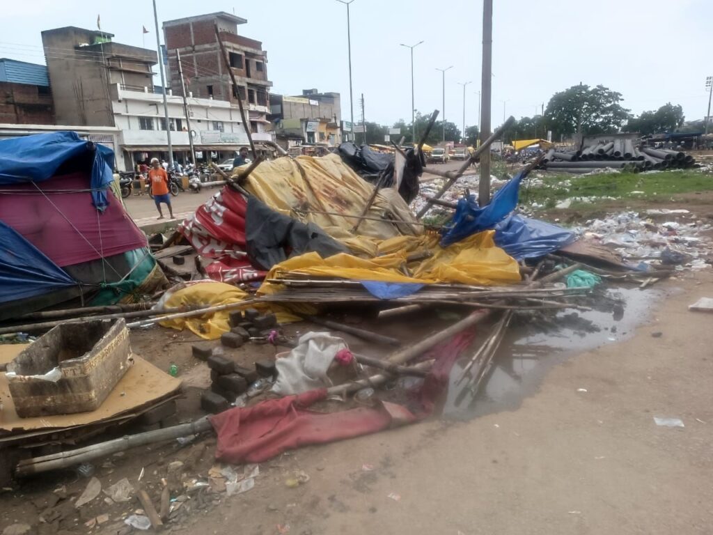 उप्पल के नेतृत्व में शक्ति के बुधवारी बाजार के अवैध चखना सेंटरों पर विभागीय कार्रवाई, आशीष उप्पल की मौजूदगी में चखना सेंटरों को हटाने चला अभियान,शाम होते ही प्रमुख मार्ग पर खुलेआम शराब पीते थे लोग, मोहल्ले वासी हो गए थे परेशान, आबकारी विभाग की पहल से मोहल्ले वासियों ने ली राहत की सांस उप्पल के नेतृत्व में शक्ति के बुधवारी बाजार के अवैध चखना सेंटरों पर विभागीय कार्रवाई, आशीष उप्पल की मौजूदगी में चखना सेंटरों को हटाने चला अभियान,शाम होते ही प्रमुख मार्ग पर खुलेआम शराब पीते थे लोग, मोहल्ले वासी हो गए थे परेशान, आबकारी विभाग की पहल से मोहल्ले वासियों ने ली राहत की सांस kshititech