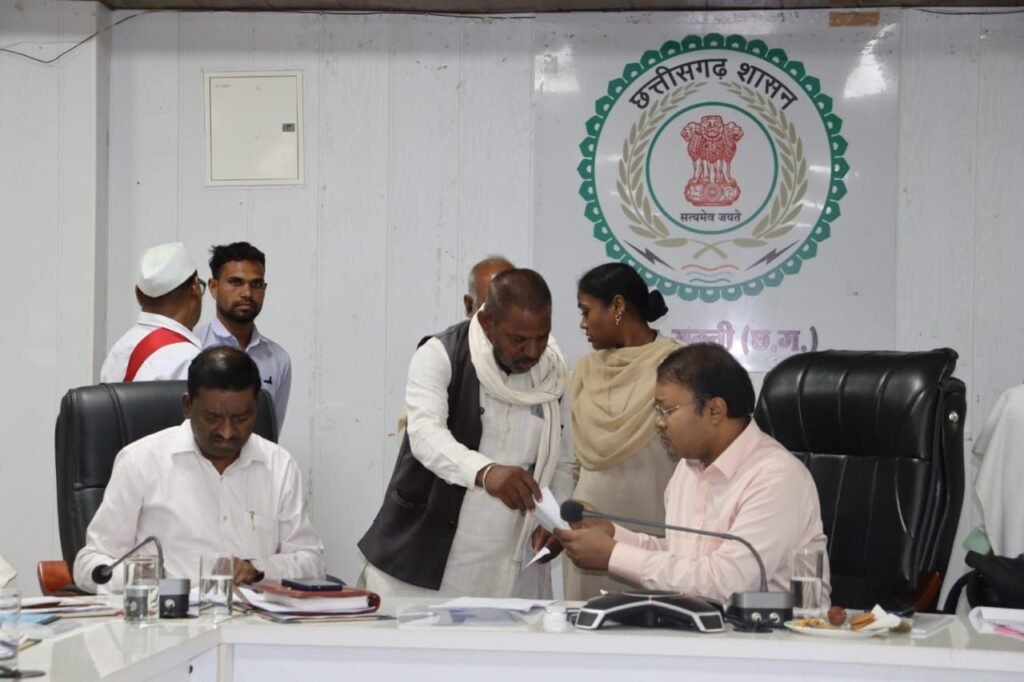 चलेगा शक्ति में अब मिशन हेल्थ- शक्ति जिले के सरकारी दफ्तरों को ई ऑफिस के रूप में विकसित करने अधिकारी लगाए जोर,समय सीमा की बैठक में कलेक्टर साहब का निर्देश, जिले की मुख्य चिकित्सा एवं स्वास्थ्य अधिकारी को दिए निर्देश, कहा डायरिया इत्यादि के मामलों में स्वास्थ्य विभाग अलर्ट मोड पर करें काम, आम जनता की समस्याएं भी सुनी टोपनो साहब ने, जिला प्रशासन देगा चार- चार लाख की सहायता राशि kshititech