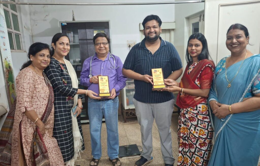 शक्ति की महिला जागृति शाखा की अनुकरणीय पहल- डॉक्टर्स डे के मौके पर डॉक्टर राजेश अग्रवाल,डॉ राहुल अग्रवाल सहित चार्टर्ड अकाउंटेंट श्रीमती हर्षा अग्रवाल को किया सम्मानित, महिला जागृति अध्यक्ष मीनल ने कहा-ऐसी महान हस्तियों के सम्मान से शाखा को भी है गर्व शक्ति की महिला जागृति शाखा की अनुकरणीय पहल- डॉक्टर्स डे के मौके पर डॉक्टर राजेश अग्रवाल,डॉ राहुल अग्रवाल सहित चार्टर्ड अकाउंटेंट श्रीमती हर्षा अग्रवाल को किया सम्मानित, महिला जागृति अध्यक्ष मीनल ने कहा-ऐसी महान हस्तियों के सम्मान से शाखा को भी है गर्व kshititech