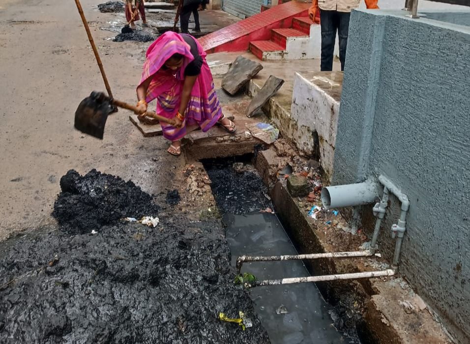 शक्ति शहर में वृहत रूप से चल रहा नालियों की सफाई का महा अभियान, नगर पालिका अध्यक्ष श्यामसुंदर अग्रवाल की पहल से सफाई अमला जुटा है बेहतर पानी निकास की व्यवस्था में, नगर पालिका शक्ति के नए सीएमओ ने भी किया पदभार ग्रहण, अध्यक्ष श्यामसुंदर अग्रवाल ने कहा- शहर वासियों को बेहतर सुविधाएं देना ही उनकी प्राथमिकता, सीएमओ प्रहलाद पांडेय ने भी जन प्रतिनिधियों एवं नगर पालिका कर्मचारियों से किया परिचय प्राप्त kshititech