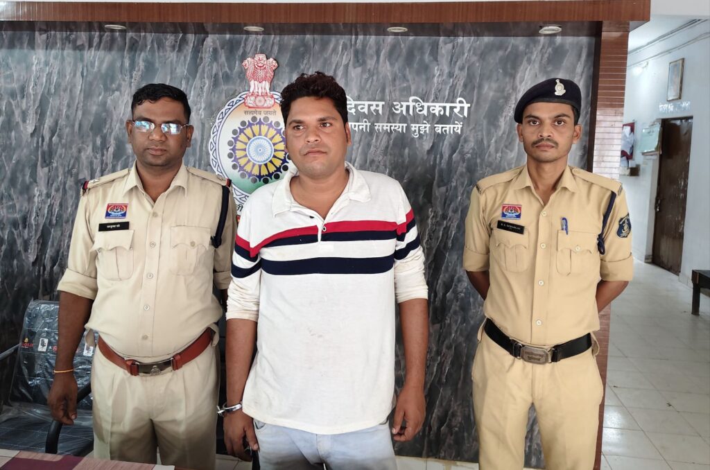 शक्ति पुलिस की छापामार कारवाई में अवैध महुआ शराब जब्त, थाना प्रभारी अनवर अली ने किया आरोपी को गिरफ्तार,आबकारी का मामला हुआ दर्ज, अनवर अली ने कहा- थाना क्षेत्र में अपराध करने वालों पर सख्ती से कार्रवाई करेगी पुलिस शक्ति पुलिस की छापामार कारवाई में अवैध महुआ शराब जब्त, थाना प्रभारी अनवर अली ने किया आरोपी को गिरफ्तार,आबकारी का मामला हुआ दर्ज, अनवर अली ने कहा- थाना क्षेत्र में अपराध करने वालों पर सख्ती से कार्रवाई करेगी पुलिस kshititech