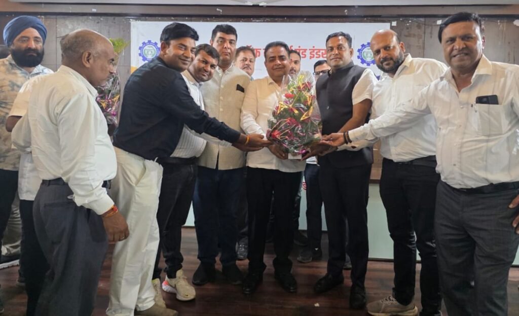 चेंबर कार्यकारी महामंत्री अमर सुल्तानिया पहुंचे प्रदेश कार्यकारणी की प्रथम बैठक में, अमर ने कहा- व्यापारी हितों के लिए सदैव संघर्ष करने वाला सशक्त संगठन है चैंबर ऑफ़ कॉमर्स, अमर ने व्यापार हितों में दिए अपने अमूल्य सुझाव, बैठक में प्रदेश के विभिन्न जिलों से भी पहुंचे सदस्य, महिला चैंबर की प्रदेश अध्यक्ष बनाई गई डॉक्टर इला गुप्ता kshititech