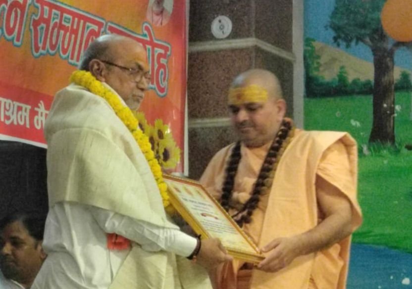 मंडल रत्न-शक्ति के धर्म प्रेमी गुलाबचंद खेतान मंडल रत्न से हुए सम्मानित, मैनपुरी उत्तर प्रदेश के दैवी संपद मंडल स्वामी एकरसानंद आश्रम के प्रमुख महामंडलेश्वर स्वामी हरिहरानंद जी के हाथों मिला यह सम्मान, विगत 40 वर्षों से धर्म के क्षेत्र में सक्रिय हैं गुलाबचंद खेतान, वर्ष में एक बार परम पूज्य गुरुदेव द्वारा स्वयंसेवकों को दिया जाता है यह सम्मान kshititech