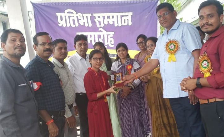 किरारी बाराद्वार में हुआ विद्यार्थी प्रतिभा सम्मान समारोह का सरपंच संघ के अध्यक्ष अमित राठौर एवं जेएलएनडी शक्ति की प्राचार्य डॉक्टर शालू पाहवा रही अतिथि के रूप में मौजूद, सर्वाधिक अंक पाने वाले सरकारी स्कूलों के विद्यार्थियों सहित प्राचार्य को भी किया गया सम्मानित किरारी बाराद्वार में हुआ विद्यार्थी प्रतिभा सम्मान समारोह का सरपंच संघ के अध्यक्ष अमित राठौर एवं जेएलएनडी शक्ति की प्राचार्य डॉक्टर शालू पाहवा रही अतिथि के रूप में मौजूद, सर्वाधिक अंक पाने वाले सरकारी स्कूलों के विद्यार्थियों सहित प्राचार्य को भी किया गया सम्मानित kshititech