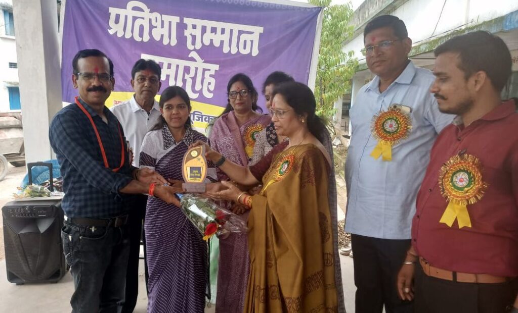किरारी बाराद्वार में हुआ विद्यार्थी प्रतिभा सम्मान समारोह का सरपंच संघ के अध्यक्ष अमित राठौर एवं जेएलएनडी शक्ति की प्राचार्य डॉक्टर शालू पाहवा रही अतिथि के रूप में मौजूद, सर्वाधिक अंक पाने वाले सरकारी स्कूलों के विद्यार्थियों सहित प्राचार्य को भी किया गया सम्मानित किरारी बाराद्वार में हुआ विद्यार्थी प्रतिभा सम्मान समारोह का सरपंच संघ के अध्यक्ष अमित राठौर एवं जेएलएनडी शक्ति की प्राचार्य डॉक्टर शालू पाहवा रही अतिथि के रूप में मौजूद, सर्वाधिक अंक पाने वाले सरकारी स्कूलों के विद्यार्थियों सहित प्राचार्य को भी किया गया सम्मानित kshititech