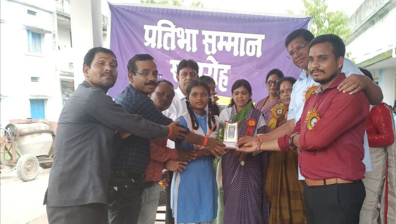 किरारी बाराद्वार में हुआ विद्यार्थी प्रतिभा सम्मान समारोह का सरपंच संघ के अध्यक्ष अमित राठौर एवं जेएलएनडी शक्ति की प्राचार्य डॉक्टर शालू पाहवा रही अतिथि के रूप में मौजूद, सर्वाधिक अंक पाने वाले सरकारी स्कूलों के विद्यार्थियों सहित प्राचार्य को भी किया गया सम्मानित किरारी बाराद्वार में हुआ विद्यार्थी प्रतिभा सम्मान समारोह का सरपंच संघ के अध्यक्ष अमित राठौर एवं जेएलएनडी शक्ति की प्राचार्य डॉक्टर शालू पाहवा रही अतिथि के रूप में मौजूद, सर्वाधिक अंक पाने वाले सरकारी स्कूलों के विद्यार्थियों सहित प्राचार्य को भी किया गया सम्मानित kshititech