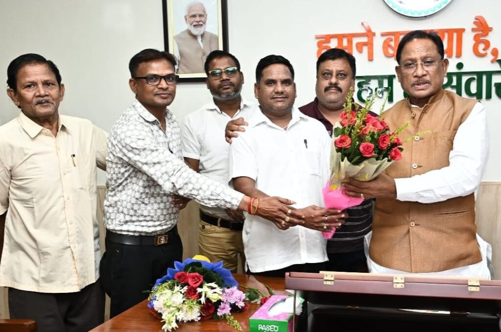 मुख्यमंत्री से मिला आश्वासन- छत्तीसगढ़ के नगरीय निकाय कर्मचारी नहीं करेंगे आंदोलन, शनिवार को सीएम हाउस में हुई सौजन्य भेंट, तीन सूत्रीय मांगों को लेकर चरणबद्ध आंदोलन चल रहा था संघ का, संघ की शक्ति जिले के पदाधिकारियो ने दी जानकारी, संघ के चरणबद्ध आंदोलन से निकायों में भी होने लगी थी समस्याएं मुख्यमंत्री से मिला आश्वासन- छत्तीसगढ़ के नगरीय निकाय कर्मचारी नहीं करेंगे आंदोलन, शनिवार को सीएम हाउस में हुई सौजन्य भेंट, तीन सूत्रीय मांगों को लेकर चरणबद्ध आंदोलन चल रहा था संघ का, संघ की शक्ति जिले के पदाधिकारियो ने दी जानकारी, संघ के चरणबद्ध आंदोलन से निकायों में भी होने लगी थी समस्याएं kshititech