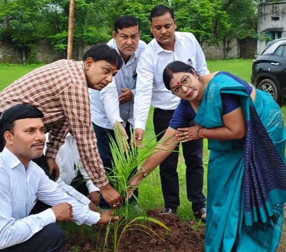 जब बच्चों को मोटिवेट भी किया डीईओ मैडम ने- पदभार ग्रहण करते ही DEO मैडम पहुंची सरकारी स्कूलों के निरीक्षण में,किरारी बाराद्वार के स्कूल का आकस्मिक निरीक्षण किया जिला शिक्षा अधिकारी ने, एक पेड़ मां के नाम के तहत वृक्षारोपण के साथ ही सर्वाधिक अंक प्राप्त करने वाले विद्यार्थियों को भी किया मैडम जी ने सम्मानित kshititech