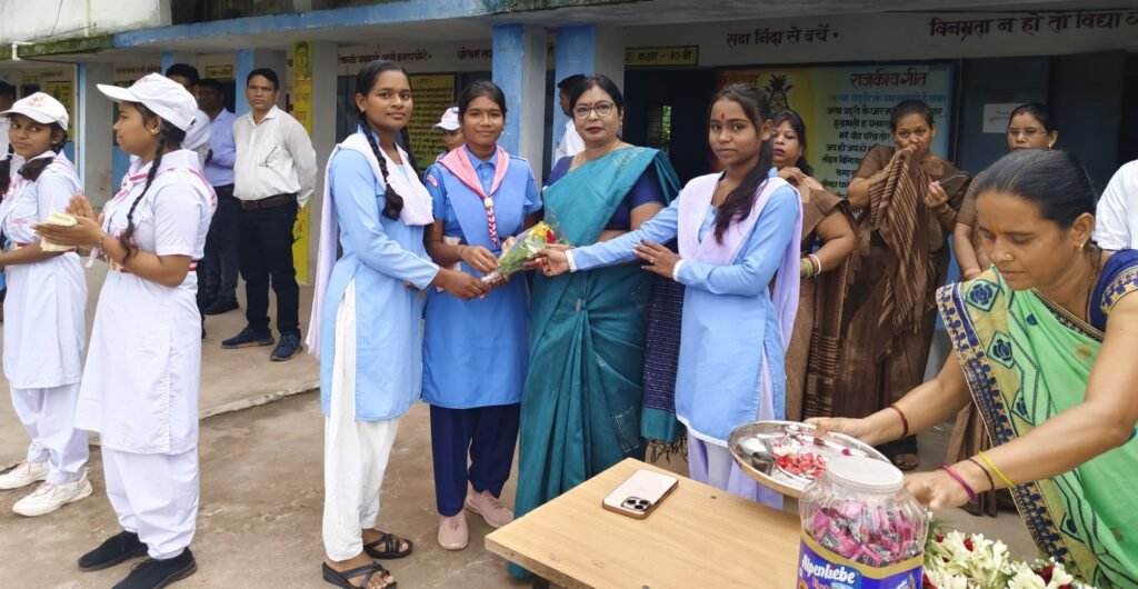 जब बच्चों को मोटिवेट भी किया डीईओ मैडम ने- पदभार ग्रहण करते ही DEO मैडम पहुंची सरकारी स्कूलों के निरीक्षण में,किरारी बाराद्वार के स्कूल का आकस्मिक निरीक्षण किया जिला शिक्षा अधिकारी ने, एक पेड़ मां के नाम के तहत वृक्षारोपण के साथ ही सर्वाधिक अंक प्राप्त करने वाले विद्यार्थियों को भी किया मैडम जी ने सम्मानित kshititech