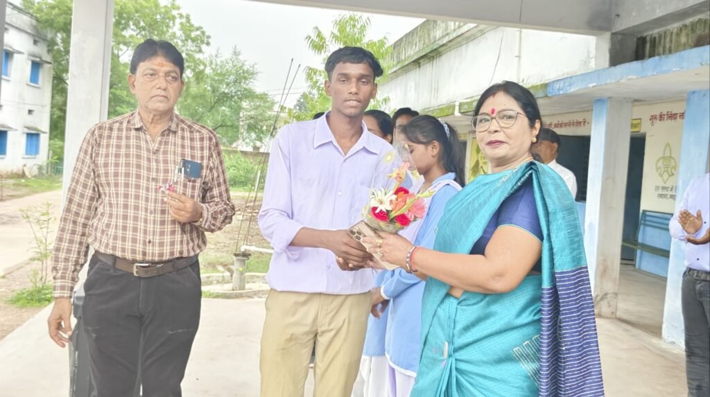 जब बच्चों को मोटिवेट भी किया डीईओ मैडम ने- पदभार ग्रहण करते ही DEO मैडम पहुंची सरकारी स्कूलों के निरीक्षण में,किरारी बाराद्वार के स्कूल का आकस्मिक निरीक्षण किया जिला शिक्षा अधिकारी ने, एक पेड़ मां के नाम के तहत वृक्षारोपण के साथ ही सर्वाधिक अंक प्राप्त करने वाले विद्यार्थियों को भी किया मैडम जी ने सम्मानित kshititech