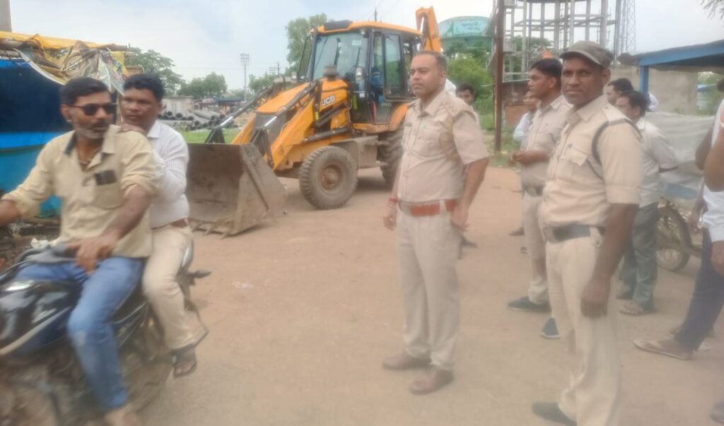 उप्पल के नेतृत्व में शक्ति के बुधवारी बाजार के अवैध चखना सेंटरों पर विभागीय कार्रवाई, आशीष उप्पल की मौजूदगी में चखना सेंटरों को हटाने चला अभियान,शाम होते ही प्रमुख मार्ग पर खुलेआम शराब पीते थे लोग, मोहल्ले वासी हो गए थे परेशान, आबकारी विभाग की पहल से मोहल्ले वासियों ने ली राहत की सांस उप्पल के नेतृत्व में शक्ति के बुधवारी बाजार के अवैध चखना सेंटरों पर विभागीय कार्रवाई, आशीष उप्पल की मौजूदगी में चखना सेंटरों को हटाने चला अभियान,शाम होते ही प्रमुख मार्ग पर खुलेआम शराब पीते थे लोग, मोहल्ले वासी हो गए थे परेशान, आबकारी विभाग की पहल से मोहल्ले वासियों ने ली राहत की सांस kshititech