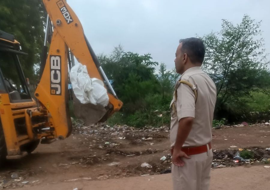 उप्पल के नेतृत्व में शक्ति के बुधवारी बाजार के अवैध चखना सेंटरों पर विभागीय कार्रवाई, आशीष उप्पल की मौजूदगी में चखना सेंटरों को हटाने चला अभियान,शाम होते ही प्रमुख मार्ग पर खुलेआम शराब पीते थे लोग, मोहल्ले वासी हो गए थे परेशान, आबकारी विभाग की पहल से मोहल्ले वासियों ने ली राहत की सांस उप्पल के नेतृत्व में शक्ति के बुधवारी बाजार के अवैध चखना सेंटरों पर विभागीय कार्रवाई, आशीष उप्पल की मौजूदगी में चखना सेंटरों को हटाने चला अभियान,शाम होते ही प्रमुख मार्ग पर खुलेआम शराब पीते थे लोग, मोहल्ले वासी हो गए थे परेशान, आबकारी विभाग की पहल से मोहल्ले वासियों ने ली राहत की सांस kshititech
