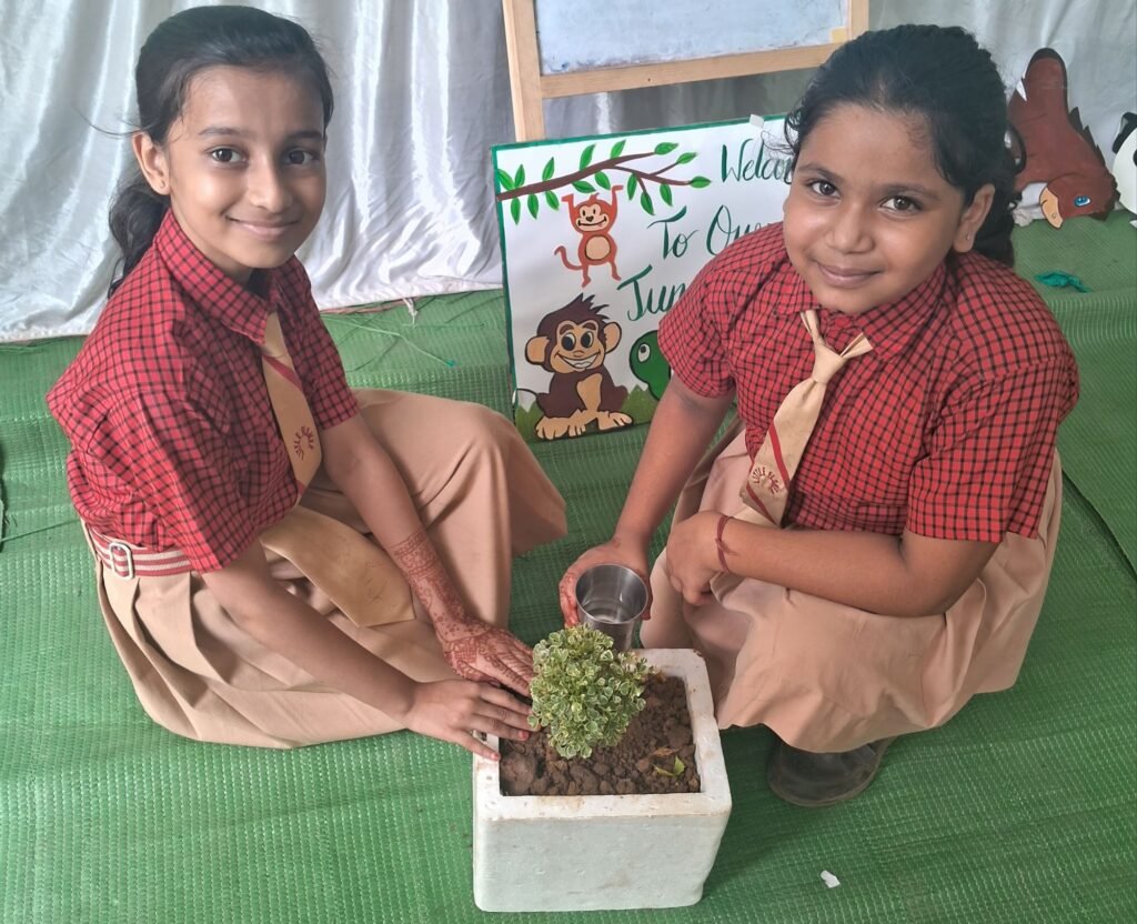 शक्ति के लिटिल फ्लावर स्कूल में ग्रीन डे आयोजन के साथ एक पेड़ मां के नाम के तहत हुआ वृक्षारोपण का कार्यक्रम, विद्यालय प्रबंधन के टी पी उपाध्याय एवं अनीस अरमान ने कहा- पर्यावरण संरक्षण से ही हम प्रकृति को रख सकते हैं सुरक्षित kshititech