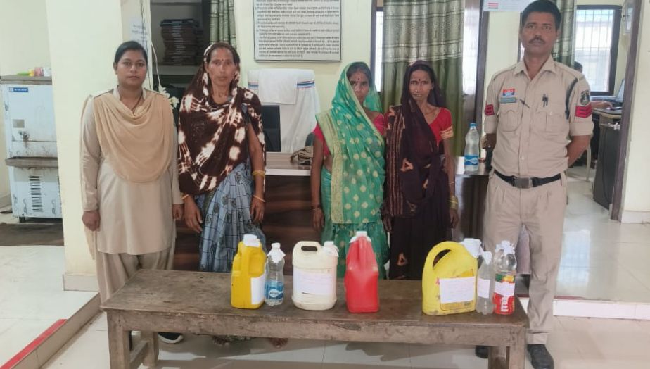 पुलिस का नशा मुक्ति अभियान- 23 लीटर अवैध कच्ची महुआ शराब के साथ ही तीन आरोपिया को हसौद पुलिस ने किया गिरफ्तार, थाना टीआई नरेंद्र यादव की कार्रवाई, एसपी मैडम के निर्देशन में अवैध नशे के कारोबार पर शिकंजा करने पुलिस सक्रिय पुलिस का नशा मुक्ति अभियान- 23 लीटर अवैध कच्ची महुआ शराब के साथ ही तीन आरोपिया को हसौद पुलिस ने किया गिरफ्तार, थाना टीआई नरेंद्र यादव की कार्रवाई, एसपी मैडम के निर्देशन में अवैध नशे के कारोबार पर शिकंजा करने पुलिस सक्रिय kshititech