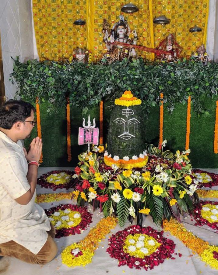 शक्ति के श्री राधा कृष्ण मंदिर में सावन की शिवरात्रि पर्व पर धर्म प्रेमी रवि बंसल ने किया बाबा भोलेनाथ का अद्भुत श्रंगार, श्री राधा कृष्ण मंदिर में स्थापित है बाबा भोलेनाथ का शिव परिवार, पूरा मंदिर परिसर गूंज उठा शिव शंकर के जयकारे से शक्ति के श्री राधा कृष्ण मंदिर में सावन की शिवरात्रि पर्व पर धर्म प्रेमी रवि बंसल ने किया बाबा भोलेनाथ का अद्भुत श्रंगार, श्री राधा कृष्ण मंदिर में स्थापित है बाबा भोलेनाथ का शिव परिवार, पूरा मंदिर परिसर गूंज उठा शिव शंकर के जयकारे से kshititech
