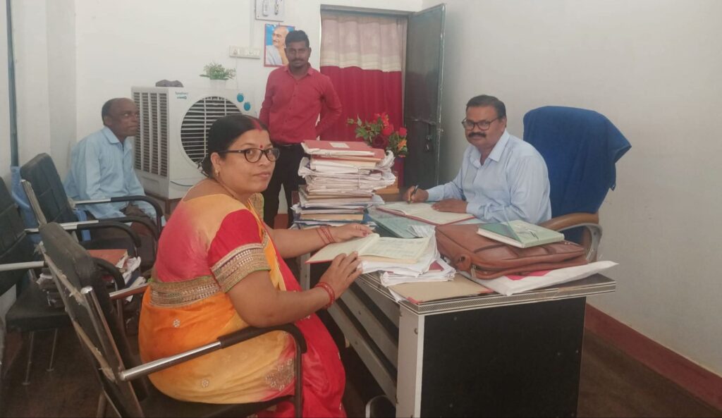 कमाल की शख्सियत हैं कौशिक जी- सेवा, सादगी और समर्पण की मिसाल हैं पामगढ़ के बीईओ मोहनलाल कौशिक,स्काउट-गाइड, शिक्षा और प्रशासन—हर क्षेत्र में इनका अग्रणी योगदान, राज्यपाल से सम्मानित शिक्षक के साथ ही स्काउट-गाइड के 25 छात्रों को उनके निर्देशन में मिला था राज्यपाल पुरस्कार कमाल की शख्सियत हैं कौशिक जी- सेवा, सादगी और समर्पण की मिसाल हैं पामगढ़ के बीईओ मोहनलाल कौशिक,स्काउट-गाइड, शिक्षा और प्रशासन—हर क्षेत्र में इनका अग्रणी योगदान, राज्यपाल से सम्मानित शिक्षक के साथ ही स्काउट-गाइड के 25 छात्रों को उनके निर्देशन में मिला था राज्यपाल पुरस्कार kshititech