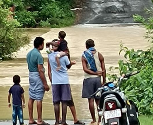 सकरेली(स) सहित अनेको गांव का शक्ति शहर से टूटा संपर्क, दो दिनों से हो रही भारी बारिश से पुल पर चल रहा 4 फीट पानी, वर्षों के बाद भी नहीं बन पाया पुल, थोड़ी बारिश में पुल के ऊपर बहने लगता है पानी सकरेली(स) सहित अनेको गांव का शक्ति शहर से टूटा संपर्क, दो दिनों से हो रही भारी बारिश से पुल पर चल रहा 4 फीट पानी, वर्षों के बाद भी नहीं बन पाया पुल, थोड़ी बारिश में पुल के ऊपर बहने लगता है पानी kshititech
