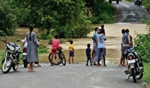 सकरेली(स) सहित अनेको गांव का शक्ति शहर से टूटा संपर्क, दो दिनों से हो रही भारी बारिश से पुल पर चल रहा 4 फीट पानी, वर्षों के बाद भी नहीं बन पाया पुल, थोड़ी बारिश में पुल के ऊपर बहने लगता है पानी सकरेली(स) सहित अनेको गांव का शक्ति शहर से टूटा संपर्क, दो दिनों से हो रही भारी बारिश से पुल पर चल रहा 4 फीट पानी, वर्षों के बाद भी नहीं बन पाया पुल, थोड़ी बारिश में पुल के ऊपर बहने लगता है पानी kshititech