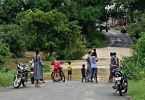 सकरेली(स) सहित अनेको गांव का शक्ति शहर से टूटा संपर्क, दो दिनों से हो रही भारी बारिश से पुल पर चल रहा 4 फीट पानी, वर्षों के बाद भी नहीं बन पाया पुल, थोड़ी बारिश में पुल के ऊपर बहने लगता है पानी सकरेली(स) सहित अनेको गांव का शक्ति शहर से टूटा संपर्क, दो दिनों से हो रही भारी बारिश से पुल पर चल रहा 4 फीट पानी, वर्षों के बाद भी नहीं बन पाया पुल, थोड़ी बारिश में पुल के ऊपर बहने लगता है पानी kshititech