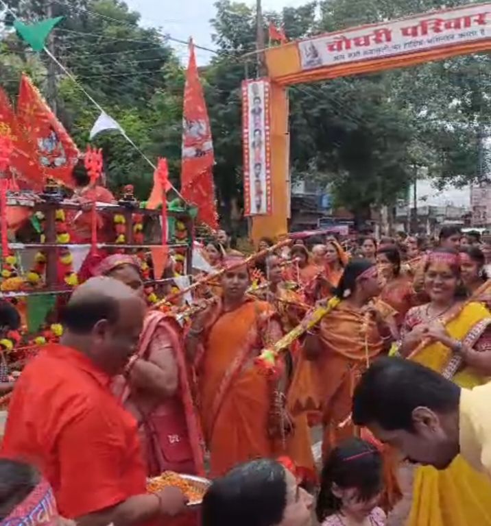 शिव भक्तों की सेवा-चौधरी निवास लाखे नगर रायपुर में हुआ बोल बम कावड़िया समिति के द्वारा जलपान एवं फल वितरण का कार्यक्रम, समिति के अध्यक्ष सुरेश चौधरी के नेतृत्व में विगत कई वर्षों से निरंतर हो रहा है आयोजन, महिलाओं ने भी लगाए बोल बम के जयकारे शिव भक्तों की सेवा-चौधरी निवास लाखे नगर रायपुर में हुआ बोल बम कावड़िया समिति के द्वारा जलपान एवं फल वितरण का कार्यक्रम, समिति के अध्यक्ष सुरेश चौधरी के नेतृत्व में विगत कई वर्षों से निरंतर हो रहा है आयोजन, महिलाओं ने भी लगाए बोल बम के जयकारे kshititech