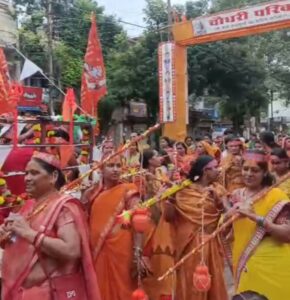 शिव भक्तों की सेवा-चौधरी निवास लाखे नगर रायपुर में हुआ बोल बम कावड़िया समिति के द्वारा जलपान एवं फल वितरण का कार्यक्रम, समिति के अध्यक्ष सुरेश चौधरी के नेतृत्व में विगत कई वर्षों से निरंतर हो रहा है आयोजन, महिलाओं ने भी लगाए बोल बम के जयकारे शिव भक्तों की सेवा-चौधरी निवास लाखे नगर रायपुर में हुआ बोल बम कावड़िया समिति के द्वारा जलपान एवं फल वितरण का कार्यक्रम, समिति के अध्यक्ष सुरेश चौधरी के नेतृत्व में विगत कई वर्षों से निरंतर हो रहा है आयोजन, महिलाओं ने भी लगाए बोल बम के जयकारे kshititech