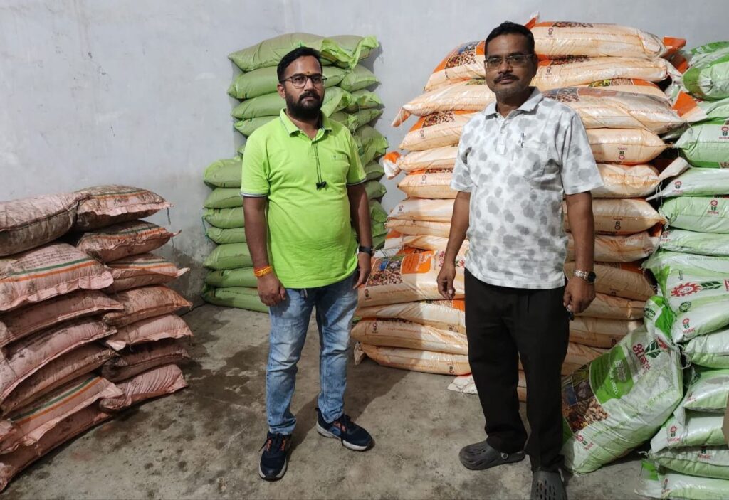 किसान खुश- शक्ति जिले में कृषि विभाग अलर्ट-डीएपी की कमी को देखते हुए वैकल्पिक खादों का हुआ भंडारण, नकली खाद की बिक्री पर प्रतिबंध लगाने एवं गुणवत्ता युक्त बीज उपलब्ध करवाने कृषि विभाग कर रहा छापामार कारवाई, कलेक्टर साहब के निर्देशन में कृषि विभाग सक्रियता के साथ कर रहा कार्य किसान खुश- शक्ति जिले में कृषि विभाग अलर्ट-डीएपी की कमी को देखते हुए वैकल्पिक खादों का हुआ भंडारण, नकली खाद की बिक्री पर प्रतिबंध लगाने एवं गुणवत्ता युक्त बीज उपलब्ध करवाने कृषि विभाग कर रहा छापामार कारवाई, कलेक्टर साहब के निर्देशन में कृषि विभाग सक्रियता के साथ कर रहा कार्य kshititech