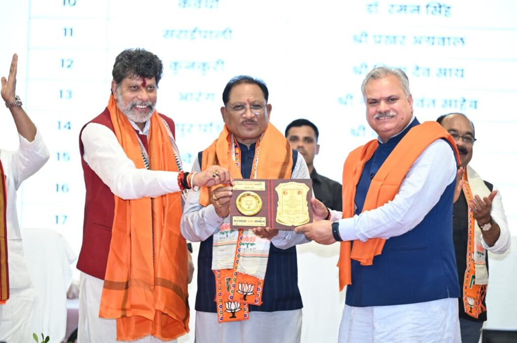 जांजगीर के अमर सुल्तानिया प्रदेश के मुख्यमंत्री एवं भाजपा अध्यक्ष के हाथों हुए सदस्यता श्री सम्मान से सम्मानित, अमर ने कहा- मुझको मिला यह सम्मान पूरे जिले के कार्यकर्ताओं को समर्पित, 25 वर्षों से भाजपा में सक्रिय कार्यकर्ता के रूप में काम कर रहे हैं सुल्तानिया,3321 सदस्य बनाकर सर्वश्रेष्ठ जिला संयोजक के रूप में दिया अपना योगदान जांजगीर के अमर सुल्तानिया प्रदेश के मुख्यमंत्री एवं भाजपा अध्यक्ष के हाथों हुए सदस्यता श्री सम्मान से सम्मानित, अमर ने कहा- मुझको मिला यह सम्मान पूरे जिले के कार्यकर्ताओं को समर्पित, 25 वर्षों से भाजपा में सक्रिय कार्यकर्ता के रूप में काम कर रहे हैं सुल्तानिया,3321 सदस्य बनाकर सर्वश्रेष्ठ जिला संयोजक के रूप में दिया अपना योगदान kshititech