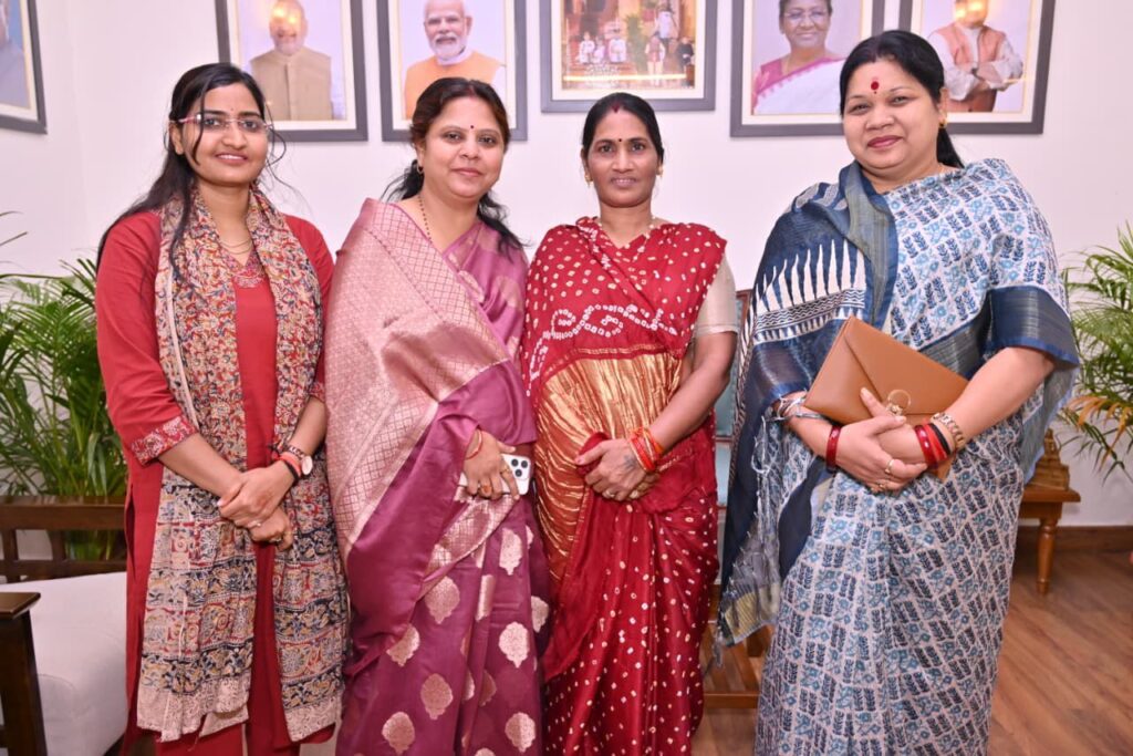 केंद्रीय मंत्री के निवास पर आयोजित संगठन पदाधिकारियो एवं सांसदों की बैठक में शामिल हुई जांजगीर की सांसद कमलेश जांगड़े, छत्तीसगढ़ पर भी हुई चर्चा, मोदी सरकार एवं विष्णु देव जी की सुशासन वाली सरकार के कार्यों एवं जन कल्याणकारी योजनाओं को जनता तक सक्रियता से पहुंचाने में योगदान देंगे सांसद केंद्रीय मंत्री के निवास पर आयोजित संगठन पदाधिकारियो एवं सांसदों की बैठक में शामिल हुई जांजगीर की सांसद कमलेश जांगड़े, छत्तीसगढ़ पर भी हुई चर्चा, मोदी सरकार एवं विष्णु देव जी की सुशासन वाली सरकार के कार्यों एवं जन कल्याणकारी योजनाओं को जनता तक सक्रियता से पहुंचाने में योगदान देंगे सांसद kshititech
