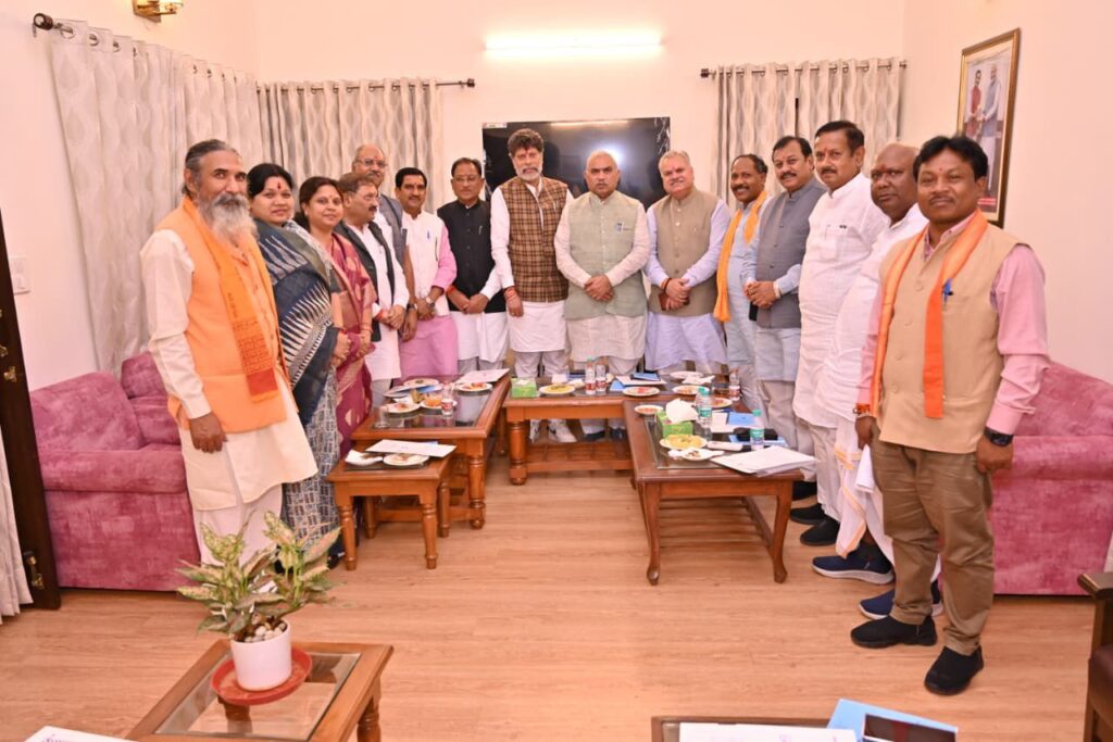 केंद्रीय मंत्री के निवास पर आयोजित संगठन पदाधिकारियो एवं सांसदों की बैठक में शामिल हुई जांजगीर की सांसद कमलेश जांगड़े, छत्तीसगढ़ पर भी हुई चर्चा, मोदी सरकार एवं विष्णु देव जी की सुशासन वाली सरकार के कार्यों एवं जन कल्याणकारी योजनाओं को जनता तक सक्रियता से पहुंचाने में योगदान देंगे सांसद केंद्रीय मंत्री के निवास पर आयोजित संगठन पदाधिकारियो एवं सांसदों की बैठक में शामिल हुई जांजगीर की सांसद कमलेश जांगड़े, छत्तीसगढ़ पर भी हुई चर्चा, मोदी सरकार एवं विष्णु देव जी की सुशासन वाली सरकार के कार्यों एवं जन कल्याणकारी योजनाओं को जनता तक सक्रियता से पहुंचाने में योगदान देंगे सांसद kshititech