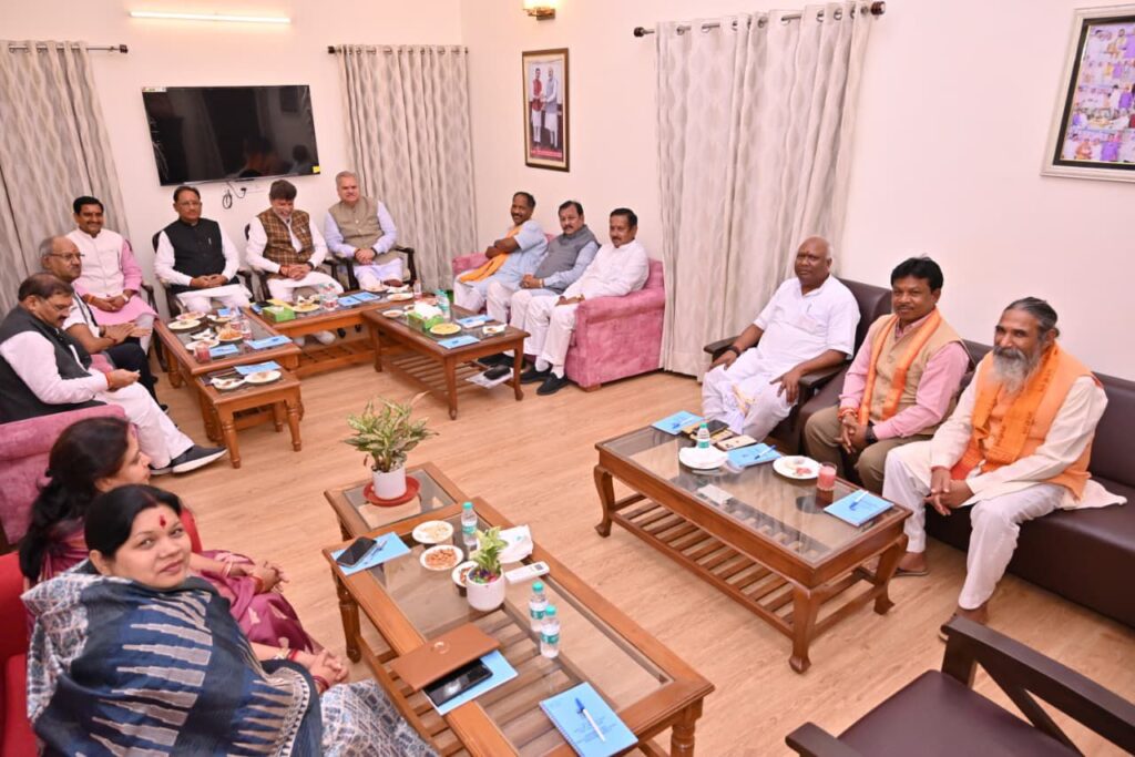 केंद्रीय मंत्री के निवास पर आयोजित संगठन पदाधिकारियो एवं सांसदों की बैठक में शामिल हुई जांजगीर की सांसद कमलेश जांगड़े, छत्तीसगढ़ पर भी हुई चर्चा, मोदी सरकार एवं विष्णु देव जी की सुशासन वाली सरकार के कार्यों एवं जन कल्याणकारी योजनाओं को जनता तक सक्रियता से पहुंचाने में योगदान देंगे सांसद केंद्रीय मंत्री के निवास पर आयोजित संगठन पदाधिकारियो एवं सांसदों की बैठक में शामिल हुई जांजगीर की सांसद कमलेश जांगड़े, छत्तीसगढ़ पर भी हुई चर्चा, मोदी सरकार एवं विष्णु देव जी की सुशासन वाली सरकार के कार्यों एवं जन कल्याणकारी योजनाओं को जनता तक सक्रियता से पहुंचाने में योगदान देंगे सांसद kshititech