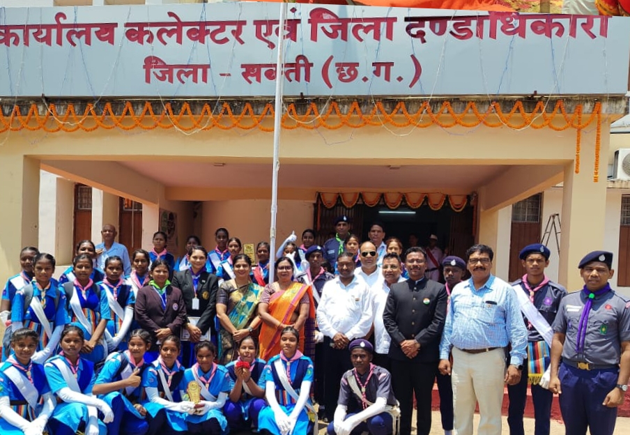 शक्ति जिले की स्काउट- गाइड की टोली को उत्कृष्ट प्रदर्शन के लिए मिला स्वतंत्रता दिवस के मुख्य समारोह में सम्मान,सांसद सहित जिले के अधिकारी रहे मौजूद, बच्चों के साथ ग्रुप फोटो भी खिंचवाई जिला प्रशासन के अधिकारियों ने शक्ति जिले की स्काउट- गाइड की टोली को उत्कृष्ट प्रदर्शन के लिए मिला स्वतंत्रता दिवस के मुख्य समारोह में सम्मान,सांसद सहित जिले के अधिकारी रहे मौजूद, बच्चों के साथ ग्रुप फोटो भी खिंचवाई जिला प्रशासन के अधिकारियों ने kshititech