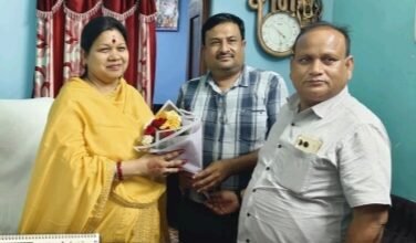 नगर पंचायत बाराद्वार के अध्यक्ष नारायण कुर्रे एवं सांसद प्रतिनिधि अमित कलानोरिया ने करी सांसद कमलेश जांगड़े से मुलाकात kshititech