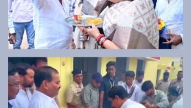 संस्कारों की प्रतिमूर्ति सांसद जी- जब सांसद जी ने तिलक लगाकर स्वागत किया केंद्रीय मंत्री जी का अपने निवास पर, पैर छूकर बड़े भाई का आशीर्वाद भी लिया कमलेश जांगड़े ने, केंद्रीय मंत्री एवं सांसद जी की आत्मीय मुलाकात kshititech