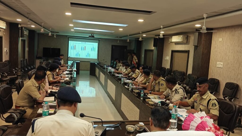 कानून व्यवस्था दुरुस्त करने की कवायद- जिला पुलिस अधीक्षकों की समीक्षा बैठक ली पुलिस महानिदेशक ने, बिलासपुर रेंज के सभी एसपी रहे मौजूद, पुलिस व्यवस्था को लेकर दिए गए आवश्यक निर्देश कानून व्यवस्था दुरुस्त करने की कवायद- जिला पुलिस अधीक्षकों की समीक्षा बैठक ली पुलिस महानिदेशक ने, बिलासपुर रेंज के सभी एसपी रहे मौजूद, पुलिस व्यवस्था को लेकर दिए गए आवश्यक निर्देश kshititech