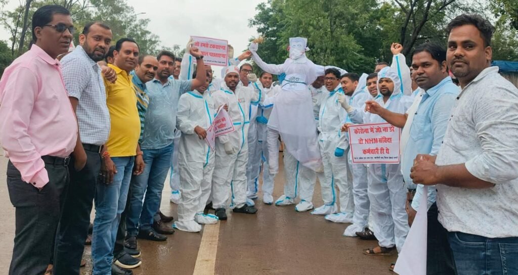 वादा खिलाफी बर्दाश्त नहीं, हक की लड़ाई जारी रहेगी, स्वास्थ्य विभाग के NHM कर्मचारियों ने फूंका संविदा प्रथा का पुतला, शक्ति जिले में आक्रोशित नजर आ रहे हैं हड़ताली कर्मचारी, कब निकलेगा इनका समाधान kshititech