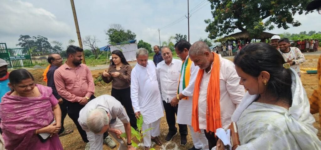 पूर्व प्रदेश भाजपा महामंत्री गिरधर गुप्ता शामिल हुए एक पेड़ मां के नाम कार्यक्रम में, छत्तीसगढ़ शासन के पूर्व गृह मंत्री राम सेवक पैंकरा भी पहुंचे वृक्षारोपण कार्यक्रम में, गिरधर ने कहा- प्रधानमंत्री मोदी जी द्वारा प्रारंभ किया गया यह अभियान पूरे देश में महा अभियान के रूप में ले रहा गति, एसईसीएल छाल एवं वन विकास निगम के अधिकारी भी रहे मौजूद पूर्व प्रदेश भाजपा महामंत्री गिरधर गुप्ता शामिल हुए एक पेड़ मां के नाम कार्यक्रम में, छत्तीसगढ़ शासन के पूर्व गृह मंत्री राम सेवक पैंकरा भी पहुंचे वृक्षारोपण कार्यक्रम में, गिरधर ने कहा- प्रधानमंत्री मोदी जी द्वारा प्रारंभ किया गया यह अभियान पूरे देश में महा अभियान के रूप में ले रहा गति, एसईसीएल छाल एवं वन विकास निगम के अधिकारी भी रहे मौजूद kshititech