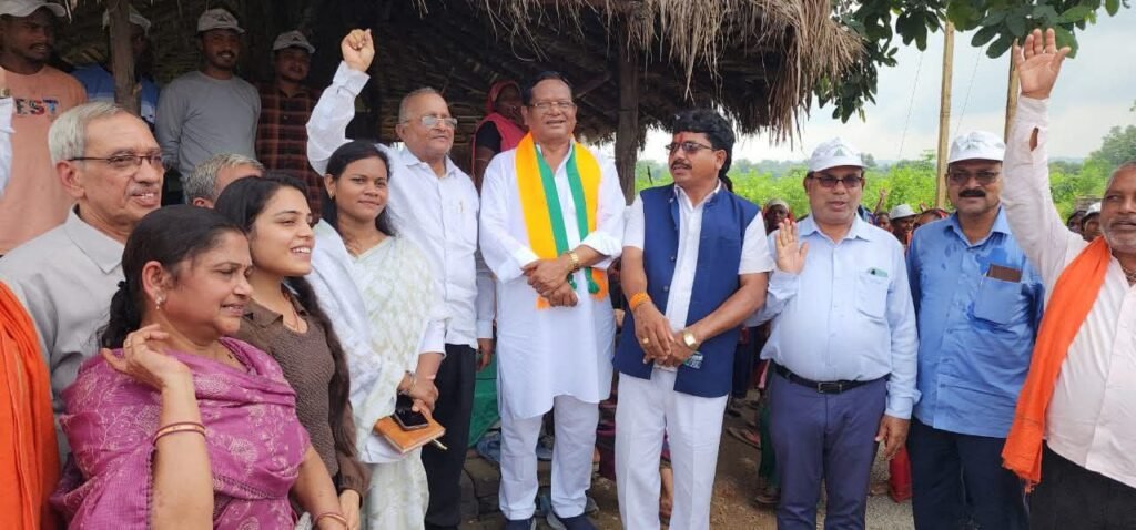 पूर्व प्रदेश भाजपा महामंत्री गिरधर गुप्ता शामिल हुए एक पेड़ मां के नाम कार्यक्रम में, छत्तीसगढ़ शासन के पूर्व गृह मंत्री राम सेवक पैंकरा भी पहुंचे वृक्षारोपण कार्यक्रम में, गिरधर ने कहा- प्रधानमंत्री मोदी जी द्वारा प्रारंभ किया गया यह अभियान पूरे देश में महा अभियान के रूप में ले रहा गति, एसईसीएल छाल एवं वन विकास निगम के अधिकारी भी रहे मौजूद पूर्व प्रदेश भाजपा महामंत्री गिरधर गुप्ता शामिल हुए एक पेड़ मां के नाम कार्यक्रम में, छत्तीसगढ़ शासन के पूर्व गृह मंत्री राम सेवक पैंकरा भी पहुंचे वृक्षारोपण कार्यक्रम में, गिरधर ने कहा- प्रधानमंत्री मोदी जी द्वारा प्रारंभ किया गया यह अभियान पूरे देश में महा अभियान के रूप में ले रहा गति, एसईसीएल छाल एवं वन विकास निगम के अधिकारी भी रहे मौजूद kshititech