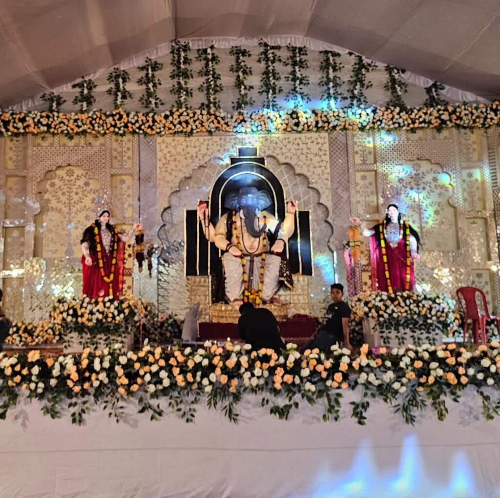 6000 स्क्वायर फीट के पंडाल में विराजे बाराद्वार के 12 फीट ऊंचे गणपति बप्पा, आजाद बायज गणेश उत्सव समिति ने किया है भव्य गणेश उत्सव का आयोजन kshititech