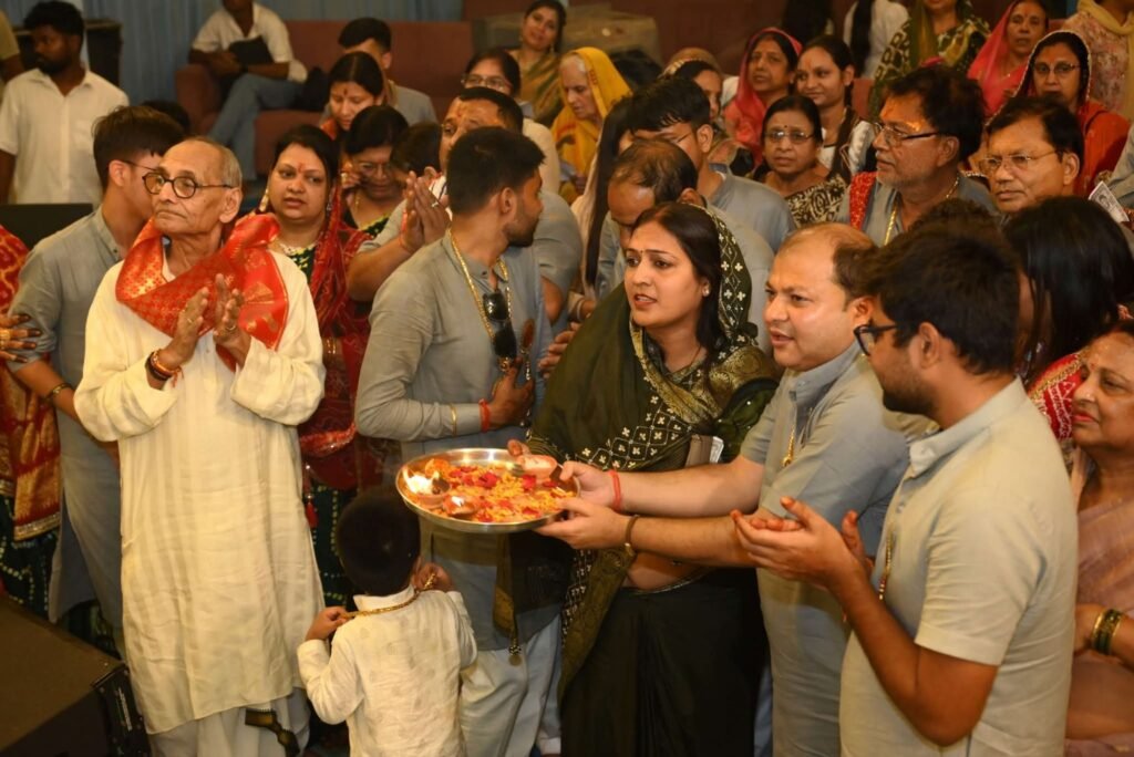 गोस्वामी गोविंद बाबा ने कहा- भगवान ने तुम्हें दिया है अनमोल जीवन, श्रीमद् भागवत कथा का श्रवण है संकटों का निवारण, खरसिया शहर में भागवत कथा सुनने उमड़ रही श्रद्धालुओं की भीड़- तिगडॉनिया परिवार की चल रही पितृ मोक्षार्थ श्रीमद् भागवत महापुराण कथा, परम पूज्य भागवत मर्मज्ञ गोस्वामी गोविंद बाबा के मुखारविंद से हो रहा है कथा का रसपान, आयोजन के छठवें दिवस 30 अगस्त को गोपी उद्धव संवाद सहित विभिन्न प्रसंगों का किया गोस्वामी जी ने वर्णन गोस्वामी गोविंद बाबा ने कहा- भगवान ने तुम्हें दिया है अनमोल जीवन, श्रीमद् भागवत कथा का श्रवण है संकटों का निवारण, खरसिया शहर में भागवत कथा सुनने उमड़ रही श्रद्धालुओं की भीड़- तिगडॉनिया परिवार की चल रही पितृ मोक्षार्थ श्रीमद् भागवत महापुराण कथा, परम पूज्य भागवत मर्मज्ञ गोस्वामी गोविंद बाबा के मुखारविंद से हो रहा है कथा का रसपान, आयोजन के छठवें दिवस 30 अगस्त को गोपी उद्धव संवाद सहित विभिन्न प्रसंगों का किया गोस्वामी जी ने वर्णन kshititech