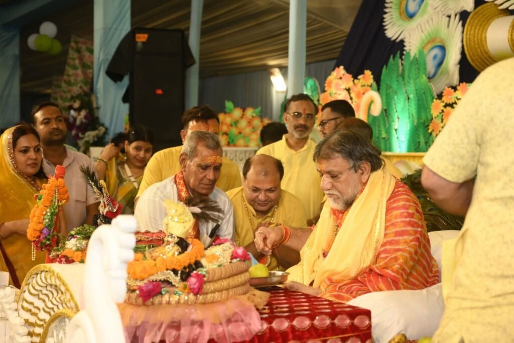 गोस्वामी गोविंद बाबा ने कहा- भगवान ने तुम्हें दिया है अनमोल जीवन, श्रीमद् भागवत कथा का श्रवण है संकटों का निवारण, खरसिया शहर में भागवत कथा सुनने उमड़ रही श्रद्धालुओं की भीड़- तिगडॉनिया परिवार की चल रही पितृ मोक्षार्थ श्रीमद् भागवत महापुराण कथा, परम पूज्य भागवत मर्मज्ञ गोस्वामी गोविंद बाबा के मुखारविंद से हो रहा है कथा का रसपान, आयोजन के छठवें दिवस 30 अगस्त को गोपी उद्धव संवाद सहित विभिन्न प्रसंगों का किया गोस्वामी जी ने वर्णन गोस्वामी गोविंद बाबा ने कहा- भगवान ने तुम्हें दिया है अनमोल जीवन, श्रीमद् भागवत कथा का श्रवण है संकटों का निवारण, खरसिया शहर में भागवत कथा सुनने उमड़ रही श्रद्धालुओं की भीड़- तिगडॉनिया परिवार की चल रही पितृ मोक्षार्थ श्रीमद् भागवत महापुराण कथा, परम पूज्य भागवत मर्मज्ञ गोस्वामी गोविंद बाबा के मुखारविंद से हो रहा है कथा का रसपान, आयोजन के छठवें दिवस 30 अगस्त को गोपी उद्धव संवाद सहित विभिन्न प्रसंगों का किया गोस्वामी जी ने वर्णन kshititech