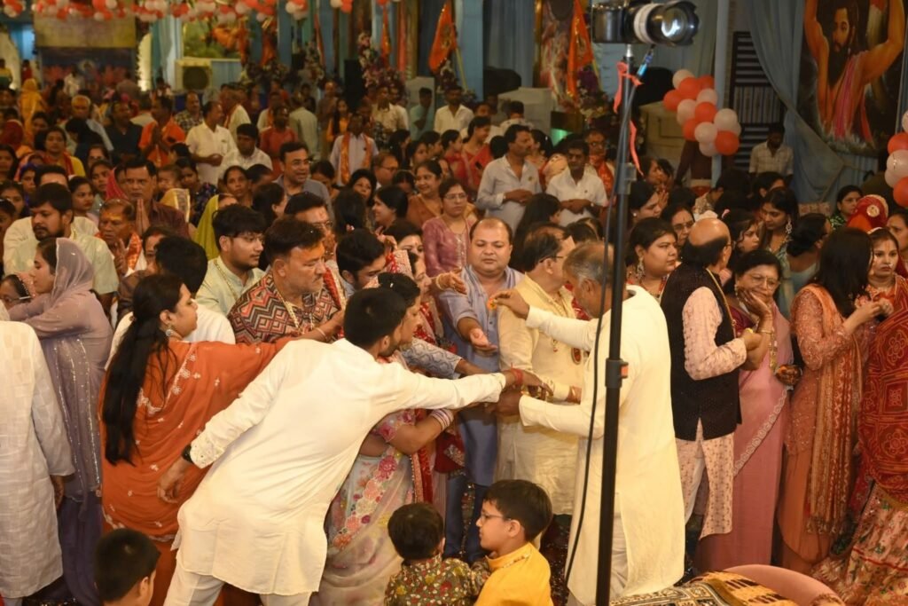 गोस्वामी गोविंद बाबा ने कहा- भगवान ने तुम्हें दिया है अनमोल जीवन, श्रीमद् भागवत कथा का श्रवण है संकटों का निवारण, खरसिया शहर में भागवत कथा सुनने उमड़ रही श्रद्धालुओं की भीड़- तिगडॉनिया परिवार की चल रही पितृ मोक्षार्थ श्रीमद् भागवत महापुराण कथा, परम पूज्य भागवत मर्मज्ञ गोस्वामी गोविंद बाबा के मुखारविंद से हो रहा है कथा का रसपान, आयोजन के छठवें दिवस 30 अगस्त को गोपी उद्धव संवाद सहित विभिन्न प्रसंगों का किया गोस्वामी जी ने वर्णन गोस्वामी गोविंद बाबा ने कहा- भगवान ने तुम्हें दिया है अनमोल जीवन, श्रीमद् भागवत कथा का श्रवण है संकटों का निवारण, खरसिया शहर में भागवत कथा सुनने उमड़ रही श्रद्धालुओं की भीड़- तिगडॉनिया परिवार की चल रही पितृ मोक्षार्थ श्रीमद् भागवत महापुराण कथा, परम पूज्य भागवत मर्मज्ञ गोस्वामी गोविंद बाबा के मुखारविंद से हो रहा है कथा का रसपान, आयोजन के छठवें दिवस 30 अगस्त को गोपी उद्धव संवाद सहित विभिन्न प्रसंगों का किया गोस्वामी जी ने वर्णन kshititech