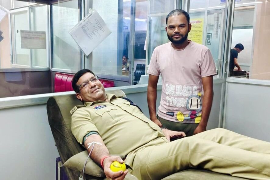 रक्तदान के प्रति पुलिस अधिकारी की सक्रियता को नमन- दुर्ग के एडिशनल एसपी सुखनंदन राठौर ने एम्स में भर्ती महिला को किया रक्तदान, बी नेगेटिव रक्तदाता है सुखनंदन जी, रक्तदान है सबसे बड़ा पुण्य का काम,जीवन में एक बार जरूर करें रक्तदान kshititech