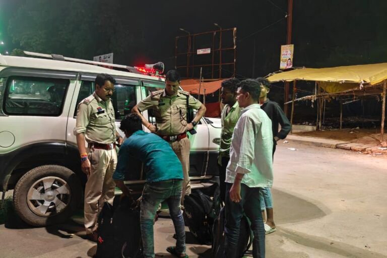 शक्ति पुलिस लगातार कर रही पेट्रोलिंग,असामाजिक तत्वों पर पुलिस की पैनी निगाहें, जिला पुलिस अधीक्षक अंकिता शर्मा के निर्देशन में शक्ति थाना टीआई लखन पटेल सक्रिय, पटेल ने कहा-अपराधों पर अंकुश लगाने एवं असामाजिक तत्वों पर कार्रवाई करने पुलिस मुस्तादी से है तैनात, अब शक्ति शहर में हाईटेक सी सी कैमरे लगाने की जरूरत महसूस कर रहे शहर वासी शक्ति पुलिस लगातार कर रही पेट्रोलिंग,असामाजिक तत्वों पर पुलिस की पैनी निगाहें, जिला पुलिस अधीक्षक अंकिता शर्मा के निर्देशन में शक्ति थाना टीआई लखन पटेल सक्रिय, पटेल ने कहा-अपराधों पर अंकुश लगाने एवं असामाजिक तत्वों पर कार्रवाई करने पुलिस मुस्तादी से है तैनात, अब शक्ति शहर में हाईटेक सी सी कैमरे लगाने की जरूरत महसूस कर रहे शहर वासी kshititech